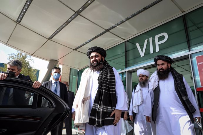 14 October 2021, Turkey, Ankara: The acting Afghanistan's Foreign Minister Amir Khan Muttaq (C) arrives at Ankara Esenboga Airport. The Afghanistan Foreign Delegation under the Taliban rule held a closed-door meeting with Foreign Minister Mevlut Cavusog