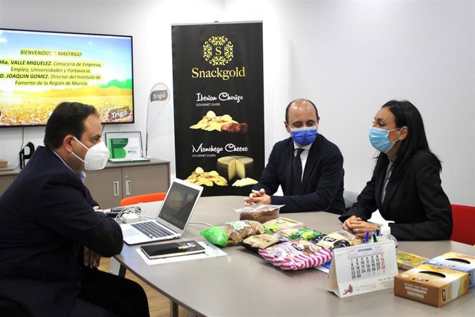 La consejera de Empresa, Empleo, Universidades y Portavocía, Valle Miguélez, visitó la empresa Mas Trigo Bio Gourmet S.L.
