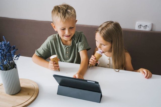 Niños viendo YouTube en una tablet