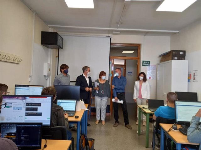 Antonio Jiménez visita un aula de FP en la provincia de Almería