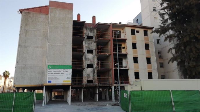 Bloque de viviendas clausurado en Martínez Montañés en el que está actuando la Consejería de Fomento.