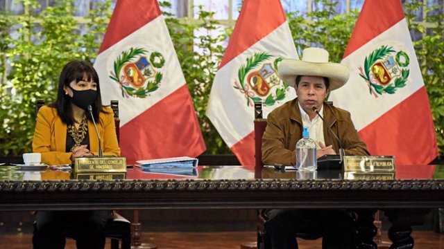 La primera ministra, Mirtha Vásquez, y el presidente peruano, Pedro Castillo.