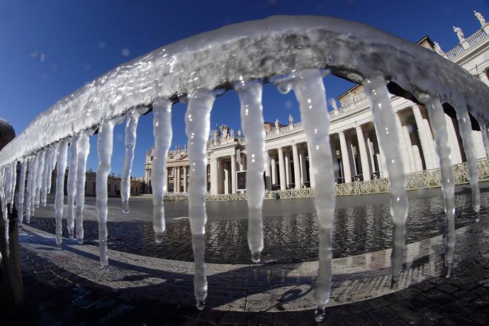 Archivo - 14 February 2021, Vatican, Vatican City: Icicles hang on a fence in St. Peter's Square before the Angelus prayer of Pope Francis at the Vatican. Photo: Evandro Inetti/ZUMA Wire/dpa
