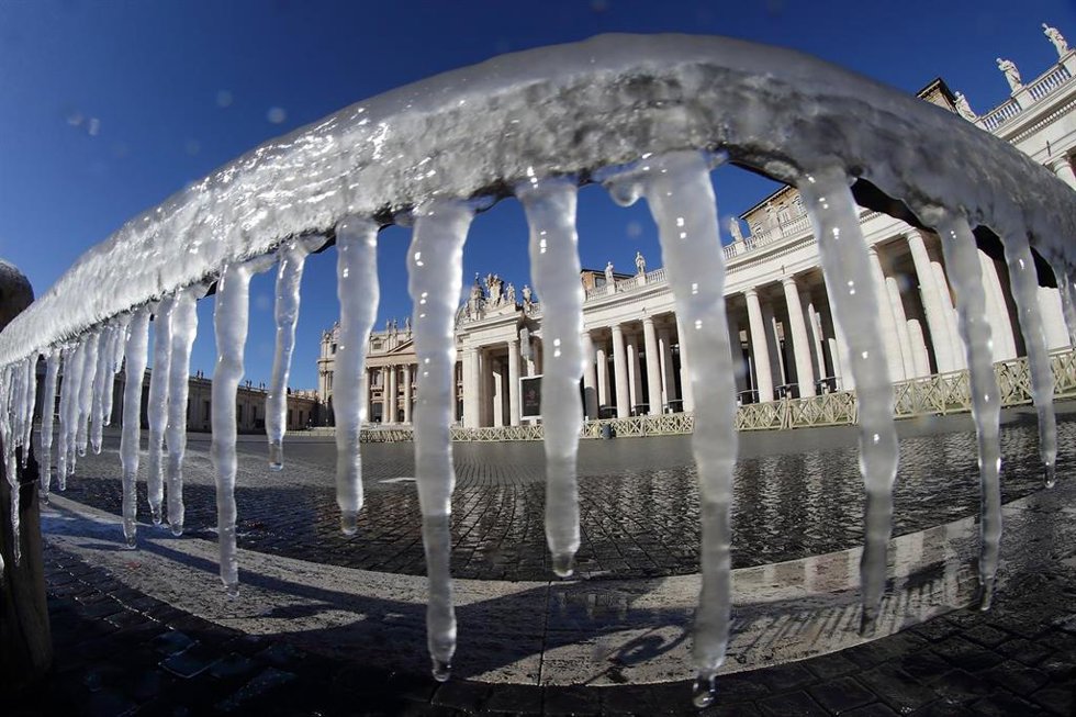 Archivo - 14 February 2021, Vatican, Vatican City: Icicles hang on a fence in St. Peter's Square before the Angelus prayer of Pope Francis at the Vatican. Photo: Evandro Inetti/ZUMA Wire/dpa