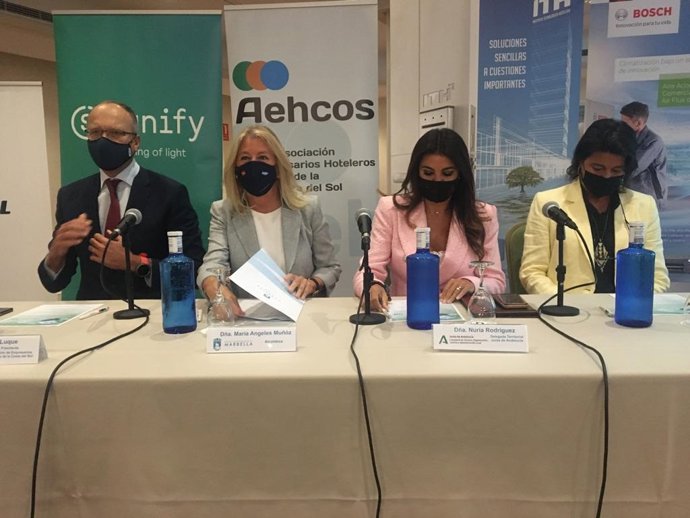 El presidente de los hoteleros de la Costa del Sol, José Luque, junto a la alcaldesa de Marbella, Ángeles Muñoz; y la delegada de Turismo de la Junta de Andalucía en Málaga, Nuria Rodríguez, en unas jornadas