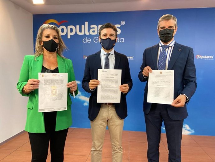 El secretario general del PP de Granada, Jorge Saavedra (centro); junto al portavoz del PP en el Ayuntamiento de Granada, César Díaz, y la portavoz adjunta del grupo popular en la Diputación, Carmen Lidia Reyes.
