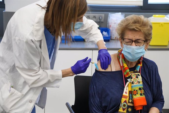 Una persona mayor se vacuna contra la gripe en el centro de Salud Baviera, a 25 de octubre de 2021, en Madrid, (España). Los madrileños mayores de 70 años reciben hoy la vacuna de la gripe, que en esta ocasión se administrará de forma simultánea con la 
