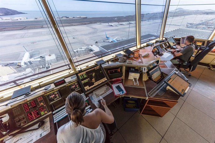 Archivo - Controladores de ENAIRE en el aeropuerto de Gran Canaria