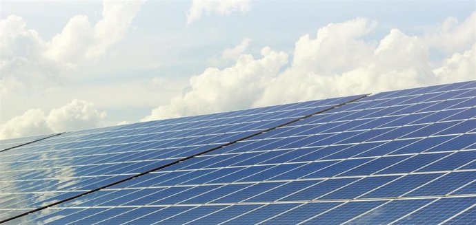 Archivo - Imagen de archivo de paneles solares