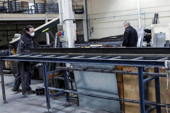 Archivo - Actividad industrial en una imagen de archivo 