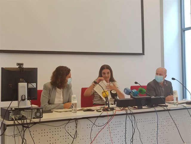 La consellera de Agricultura, Mireia Mollà (c), en la rueda de prensa