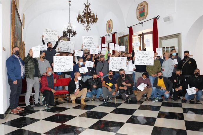Los bomberos del Sepei llevan al Pleno de la Diputación de Cáceres su protesta por la falta de personal