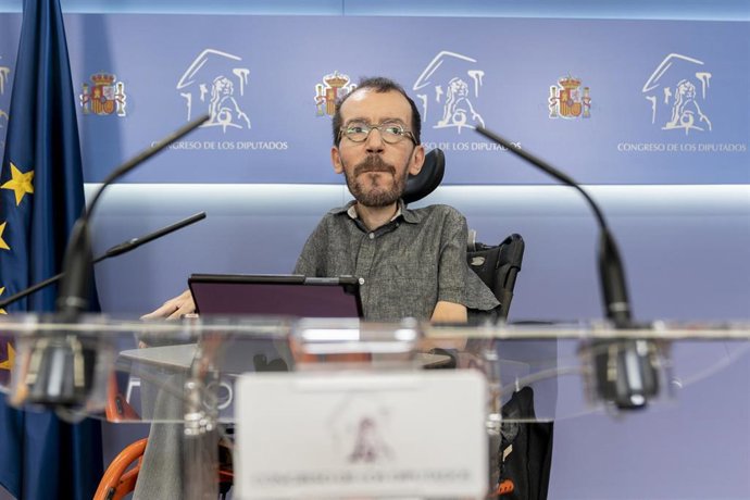 El portavoz de Unidas Podemos, Pablo Echenique, interviene en una rueda de prensa anterior a una Junta de Portavoces en el Congreso de los Diputados, a 26 de octubre de 2021, en Madrid, (España).