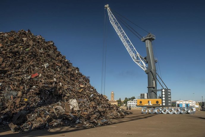 Archivo - Terrenos que ocupa la empresa Carbón Puerto en la Autoridad Portuaria de Sevilla, donde está instalada desde los años noventa.
