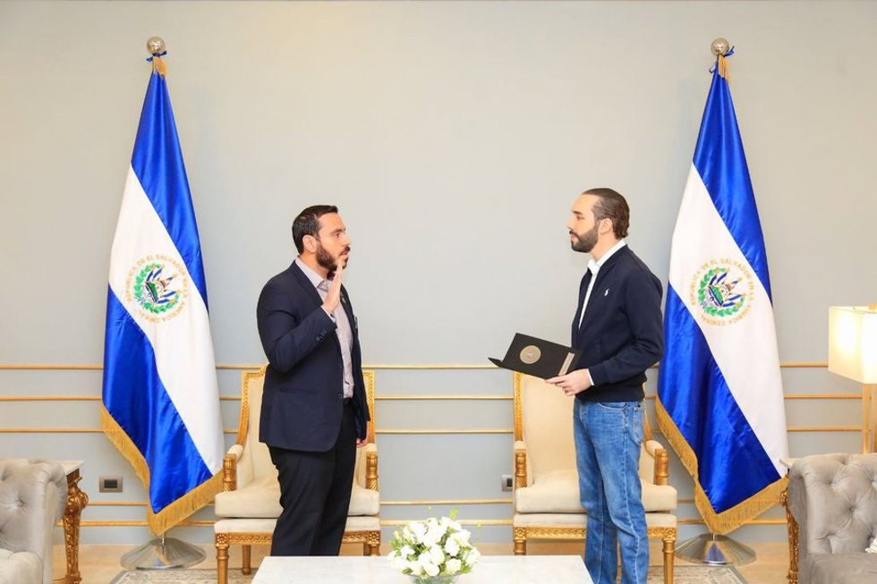 Archivo - Francisco Alabi toma posesión del cargo de ministro de Salud de El Salvador frente al presidente, Nayib Bukele.