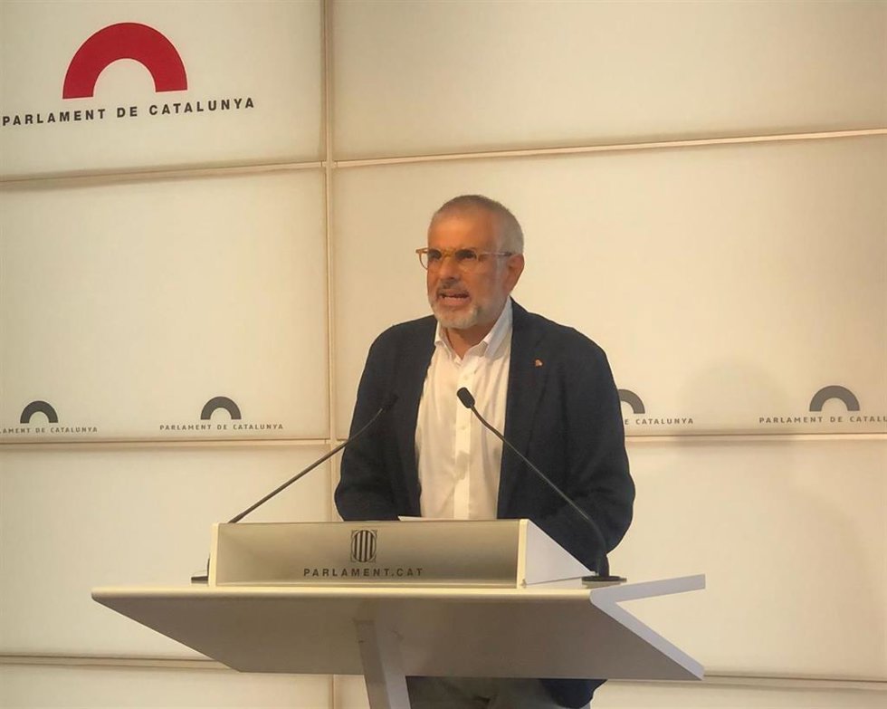 El líder de Cs en Catalunya, Carlos Carrizosa, en rueda de prensa en el Parlament.