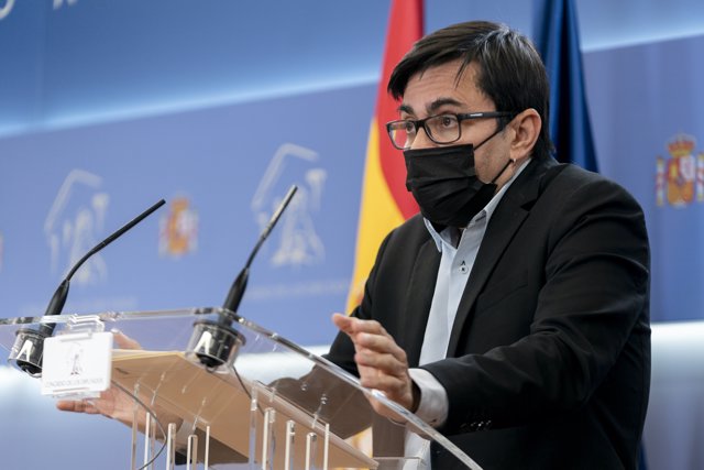 El diputado de Unidas Podemos, Gerardo Pisarello, interviene en una rueda de prensa anterior a una Junta de Portavoces en el Congreso de los Diputados, a 26 de octubre de 2021, en Madrid, (España).