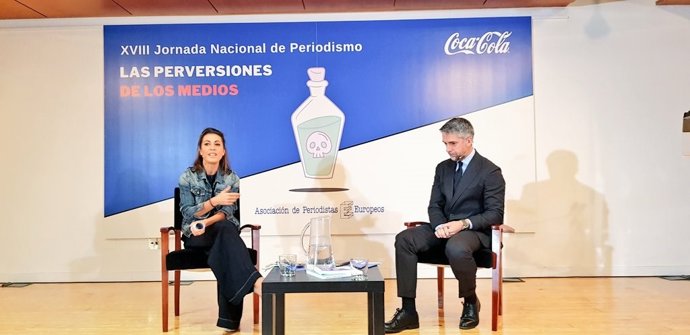 La editora y presentadora de Informativos Telecinco Fin de Semana, Ángeles Blanco, y el director de la Segunda Edición del Telediario de TVE, Carlos Franganillo, durante su participación en la XVIII Jornada Nacional de Periodismo Coca-Cola.