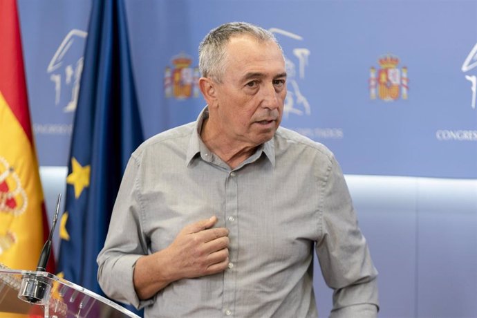 El portavoz de Compromís en el Congreso, Joan Baldoví, interviene en una rueda de prensa anterior a una Junta de Portavoces en el Congreso de los Diputados, a 26 de octubre de 2021, en Madrid, (España).