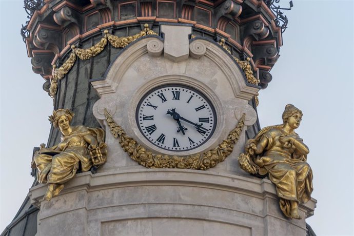 El reloj del Hotel Four Seasons de Madrid marca las cinco y veinte horas (17:20), a 25 de octubre de 2021, en Madrid, (España). El próximo domingo 31 de octubre se retrasará el reloj una hora para adaptarse al horario de invierno. En concreto, a las 3.0