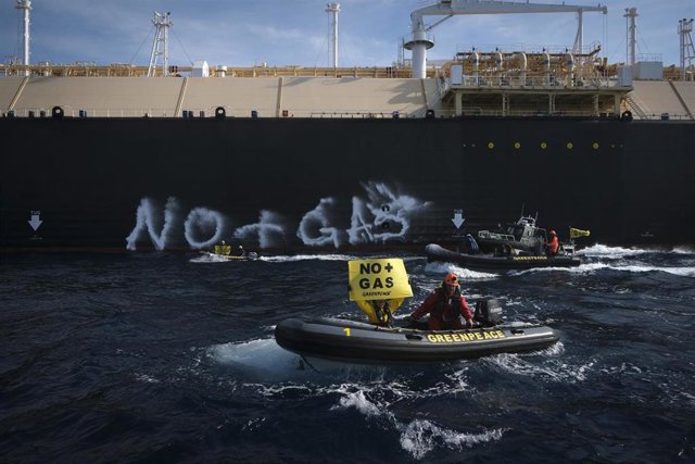 Archivo - Activistas De Greenpeace Han Accedido A Bordo Del Buque Esperanza Al Puerto De La Planta Regasificadora En Sagunto (Valencia) Para Exigir "El Fin De Los Combustibles Fósiles"