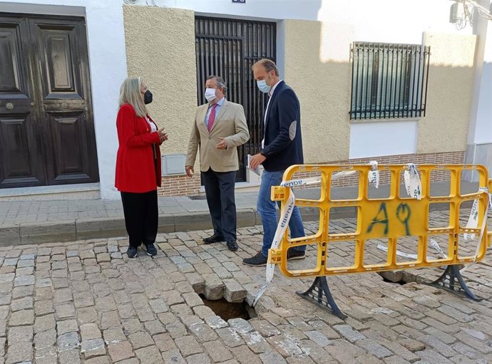 El delegado de Regeneración, Justicia y Administración Local en Huelva,Alfredo Martín, visita una calle afectada por la DANA de septiembre.