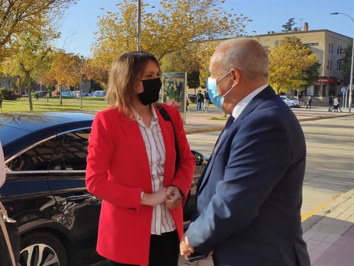 La consejera de Educación, Rocío Lucas, a su llegada a Salamanca saluda al director provincial de Educación en la provincia, Antonio Miguel Morín.