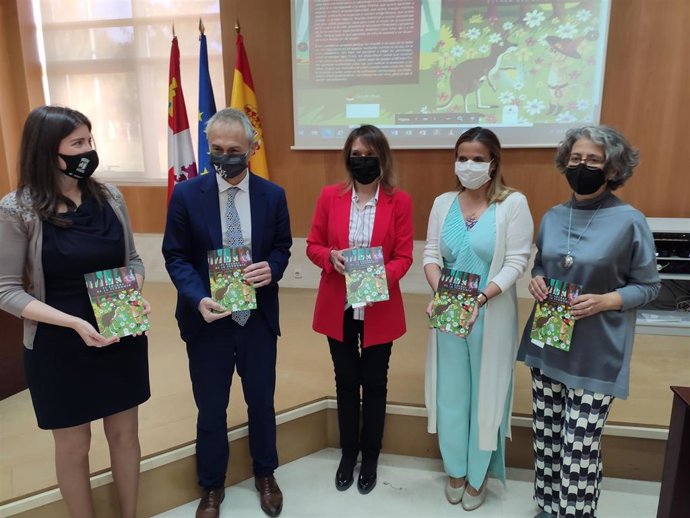 Esther Del Brío, Segunda Por La Derecha, Presenta Junto A Autoridades Su Nuevo Libro 'El Bosque De La Economía'