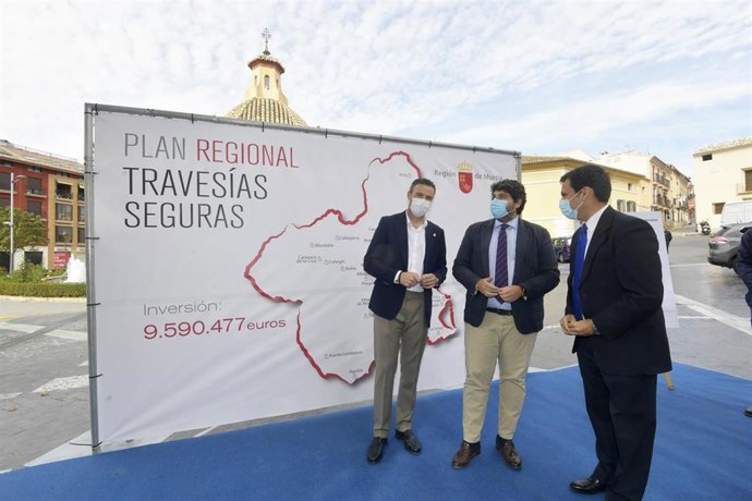 López Miras, acompañado por el alcalde de Caravaca de la Cruz, José Francisco García, presenta el 'Plan Regional de Travesías Seguras'