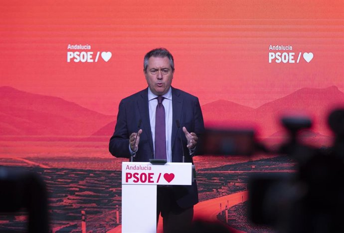 El secretario general del PSOE-A, Juan Espadas, durante la rueda de prensa sobre asuntos de actualidad. En la sede del PSOE-A. A 26 de octubre de 2021, en Sevilla (Andalucía, España).
