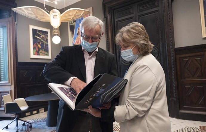 Joan Ribó con la comisaria europea de Fondos Feder