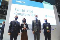 Felipe VI visita el expositor de Indra en el World ATM Congress
