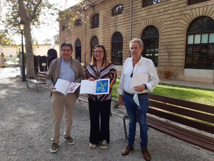 La consellera de Cultura, Patrimonio y Política Lingüística, Bel Busquets, el alcalde de Sant Lloren, Mateu Puigrs, y el comisario de la exposición, Antoni Sansó.