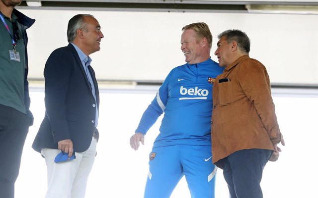 De izquierda a derecha, el vicepresidente del FC Barcelona Rafa Yuste con el entrenador del primer equipo, Ronald Koeman, y el presidente, Joan Laporta, en una sesión de entrenamiento en la Ciutat Esportiva Joan Gamper
