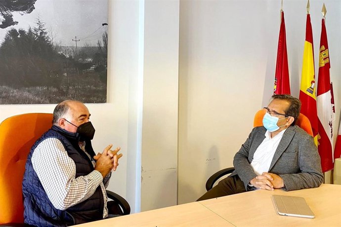 José Luis Gómez, alcalde de Sardón, y el delegado de la Junta, Augusto Cobos.