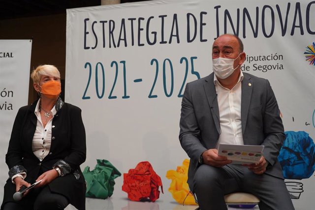 La jefa de Servicio, Mar Martínez, y el presidente de la Diputación de Segovia, Miguel Ángel de Vicente, presentan la nueva estrategia.