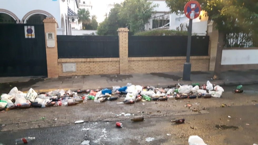 Imagen de cómo quedan las aceras en el barrio de Heliópolis los días que juega el Betis en el Benito Villamarín.