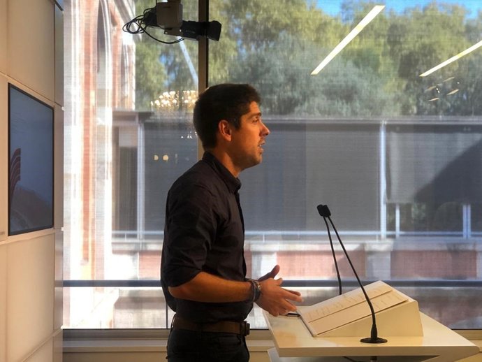 El portavoz de los comuns en el Parlament, David Cid, en rueda de prensa.