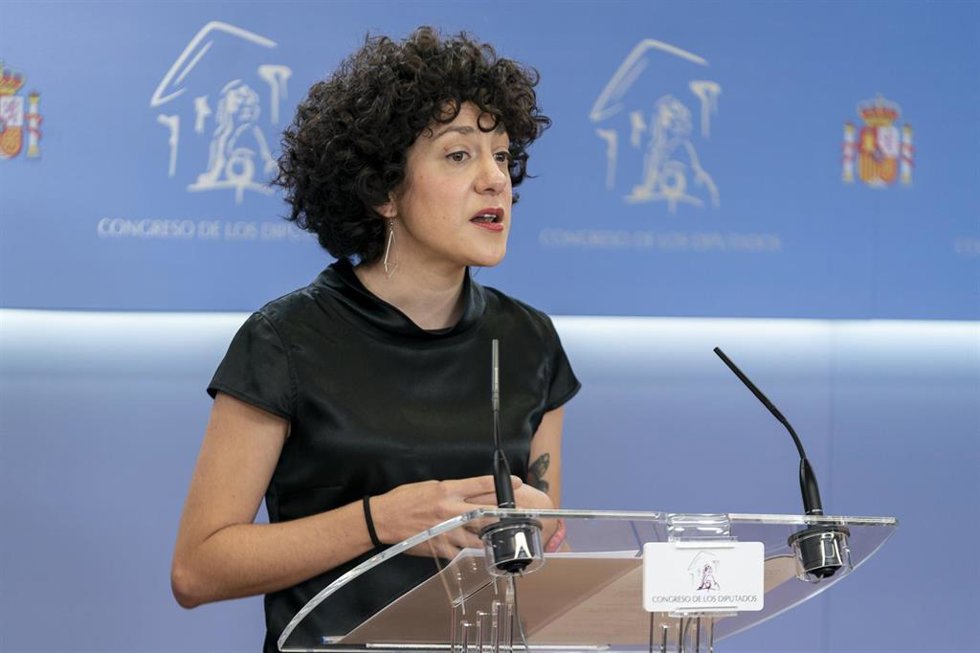 La diputada de Unidas Podemos y portavoz de En Comú Podem en el Congreso, Aina Vidal, interviene en una rueda de prensa anterior a una Junta de Portavoces en el Congreso de los Diputados, a 26 de octubre de 2021, en Madrid, (España).