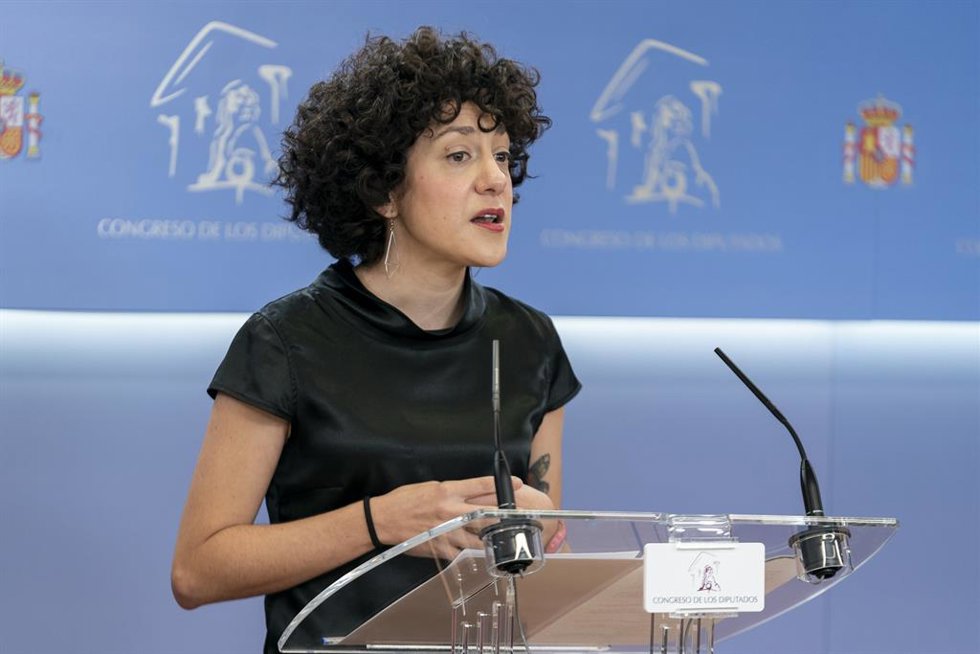 La diputada de Unidas Podemos y portavoz de En Comú Podem en el Congreso, Aina Vidal, interviene en una rueda de prensa anterior a una Junta de Portavoces en el Congreso de los Diputados, a 26 de octubre de 2021, en Madrid, (España).