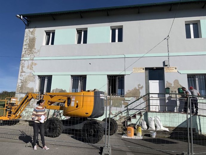 La concejala de Desarrollo y Promoción Económica del Ayuntamiento de Siero, Aida Nuño,visita las antiguas escuelas de Bobes.