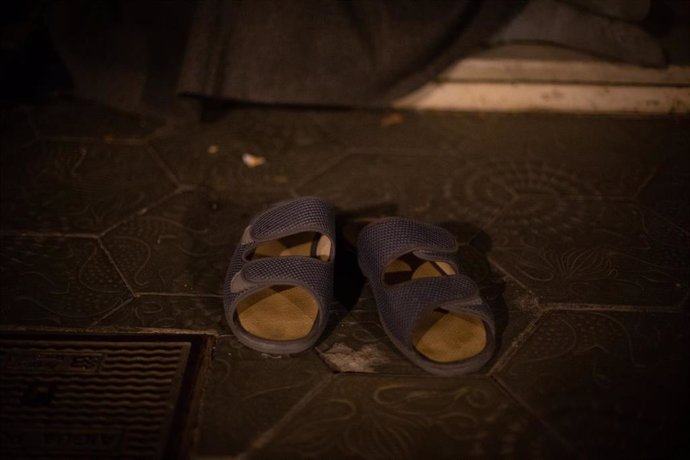 Sandalias de una personas sin hogar.