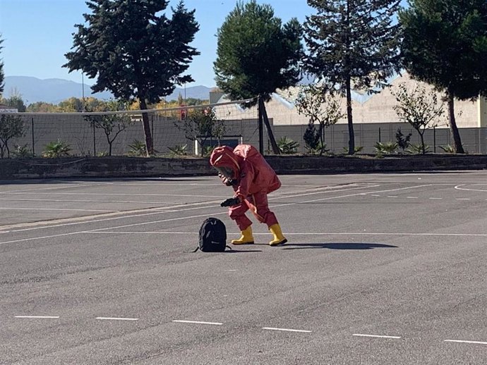Demostración policial tras la entrega del carné de Ciberexperto a 49 estudiantes del colegio Santa María de Logroño
