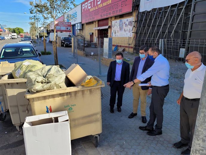El portavoz de Cs en el Ayuntamiento de Sevilla, Álvaro Pimentel, en una visita al Polígono Store.