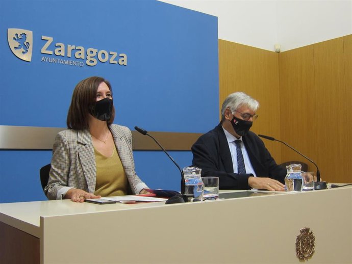 La vicealcaldesa y consejera municipal de Cultura y Proyección Exterior del Ayuntamiento de Zaragoza, Sara Fernández, y el presidente de la Real Academia de Nobles y Bellas Artes de San Luis, Domingo Buesa