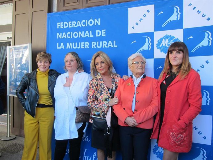 De izquierda a derecha, Anabel Alonso, Mila Sánchez, Lydia Lozano, Juana Borrego (presidenta de FEMUR) y Rozalén.
