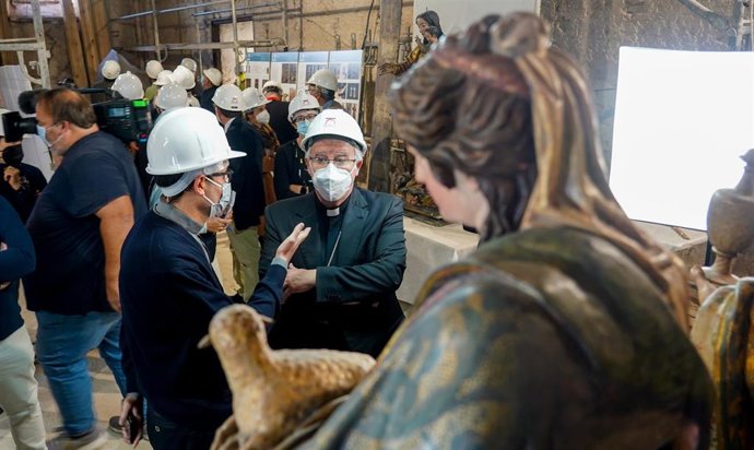 El arzobispo de Sevilla, José Ángel Saiz, durante la visita a las obras en la iglesia del monasterio de Santa Clara en Sevilla.