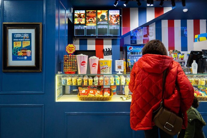Archivo - Una clienta observa las productos disponibles antes de entrar a una de las salas de los Cines Florida en Vitoria-Gasteiz