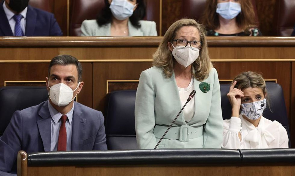 De izda a dcha: el presidente del Gobierno, Pedro Sánchez; la vicepresidenta primera y ministra de Asuntos Económicos y Transformación Digital, Nadia Calviño, y la vicepresidenta segunda y ministra de Trabajo, Yolanda Díaz