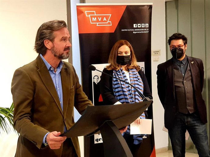 Marcos Díez, ganador del Premio Internacional de Poesía Generación del 27 por el poemario 'Belleza sin nosotros'. En la imagen en primer plano el diputado de Cultura de la Diputación de Málaga, Víctor González.